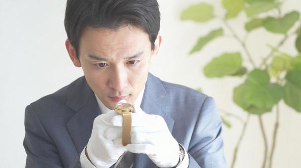 腕時計を丁寧に査定する福津店の査定イメージ